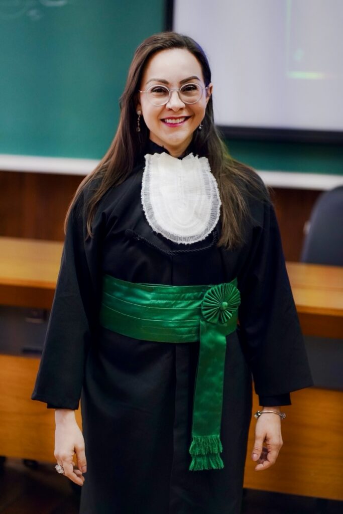 Dra Thaysa Simões é reumatologista especialista em lúpus eritematoso sistêmico com doutorado pela USP